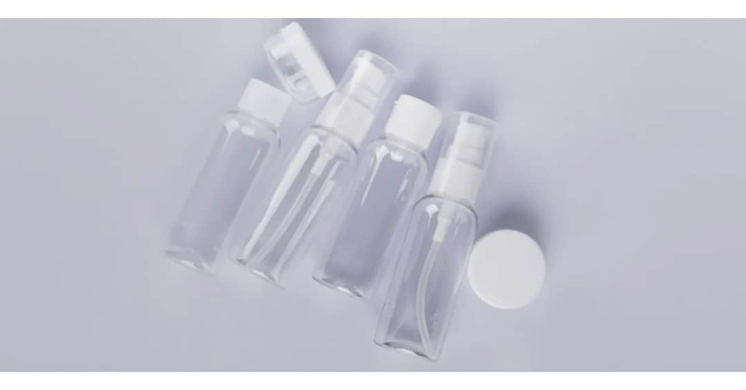 Kosmetyki w samolocie: zasady pakowania do bagażu podręcznego