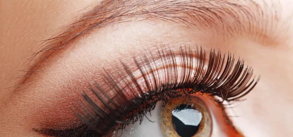 Dlaczego wypadają rzęsy? 10 zaskakujących przyczyn i rozwiązań