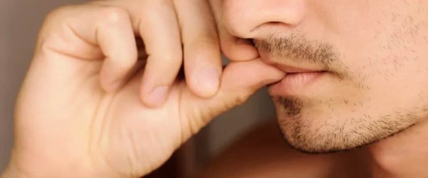 Czy jedzenie paznokci jest szkodliwe? Odkryj groźne skutki zdrowotne