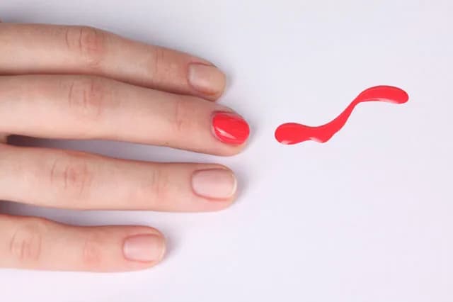 Jak skleić paznokcia w domu - 5 sprawdzonych sposobów na uratowanie paznokci