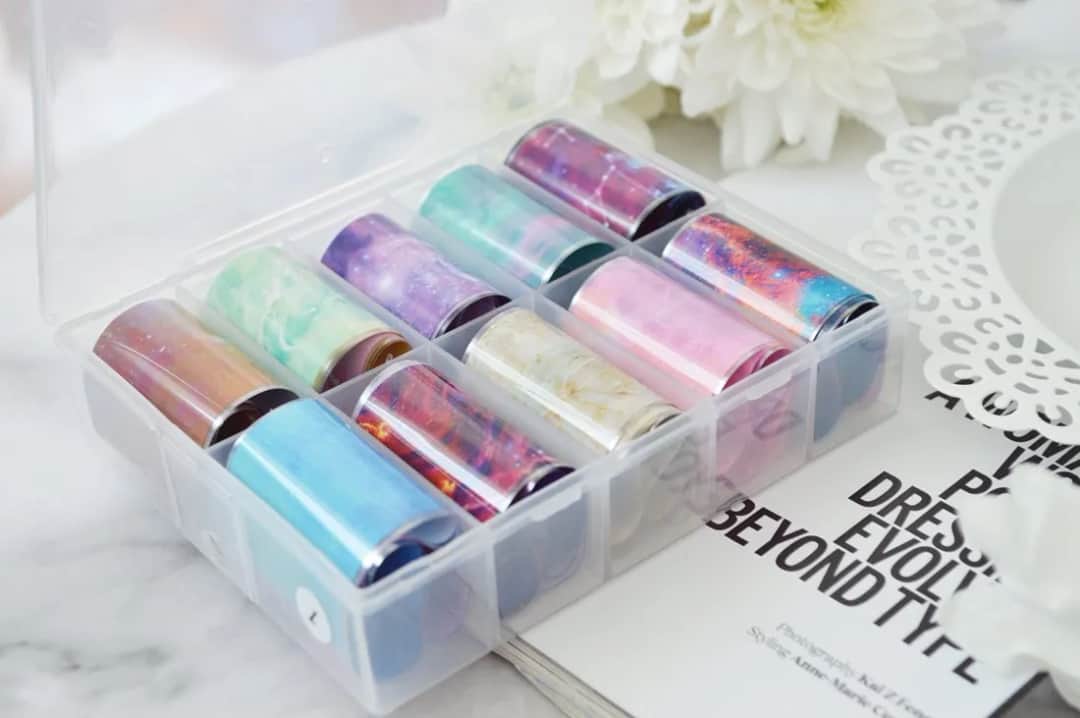 Jak używać folii transferowej do paznokci - proste kroki i porady