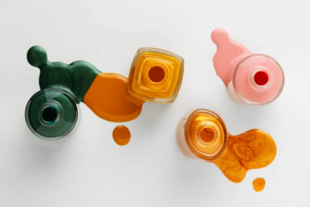 Jak sprać lakier do paznokci z ubrania i uniknąć trwałych plam