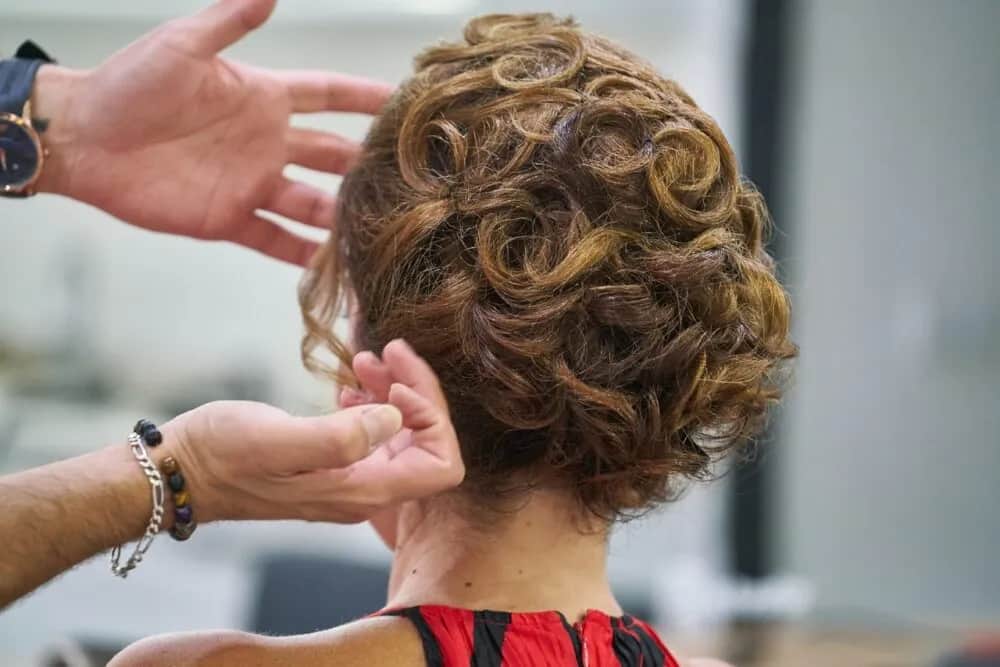 Fryzury lata 70: jak zrobić kultowe uczesania krok po kroku