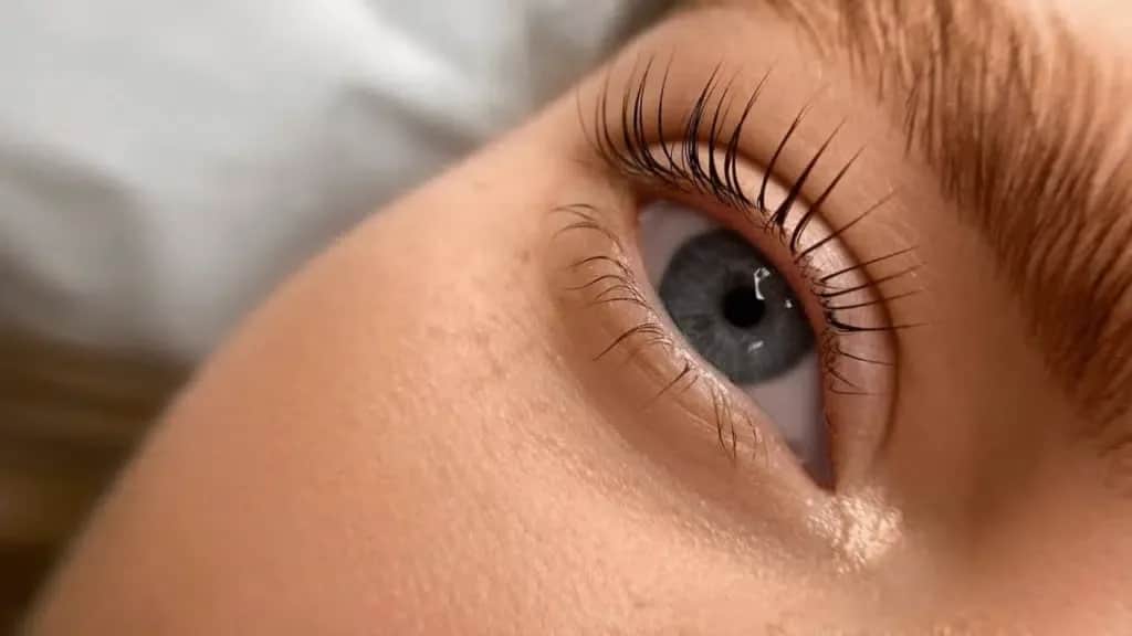 Ile utrzymuje się laminacja rzęs? Poznaj trwałość i pielęgnację