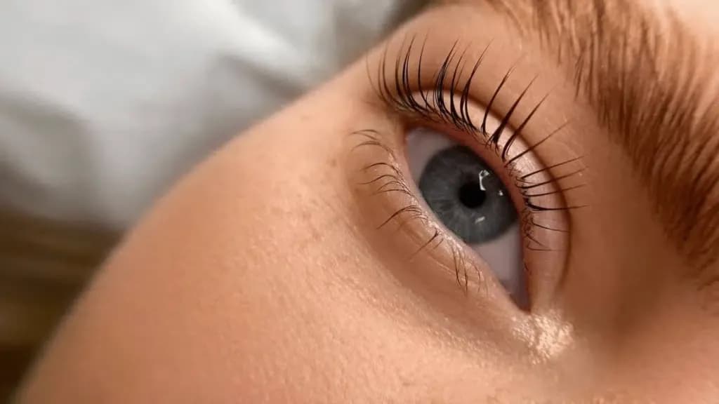 Ile utrzymuje się laminacja rzęs? Poznaj trwałość i pielęgnację