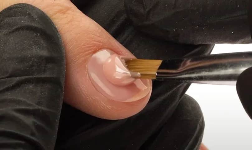 Jak nakładać żele na paznokcie - 8 kroków do perfekcyjnej stylizacji