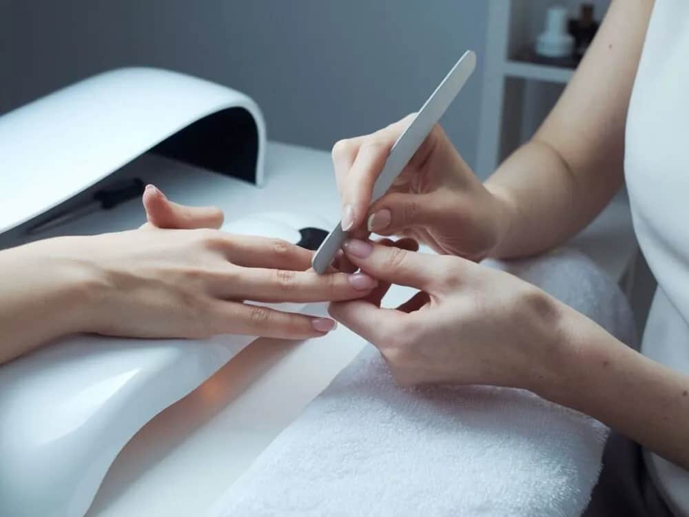 Jak piłować paznokcie na migdałki, aby uniknąć najczęstszych błędów