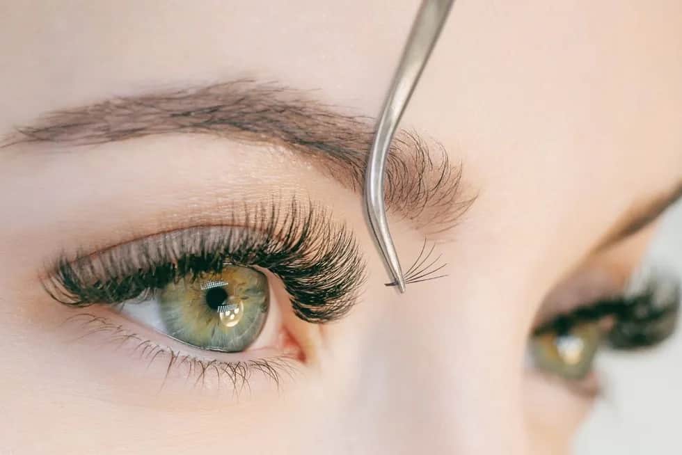 Ile kosztuje uzupełnienie rzęs? Poznaj ceny i czynniki wpływu