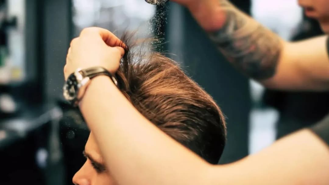 Najlepszy puder do włosów dla mężczyzn - uzyskaj objętość i styl