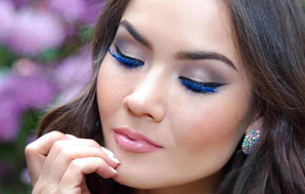 Niebieski tusz do rzęs dla kogo? Sprawdź, jak podkreślić spojrzenie