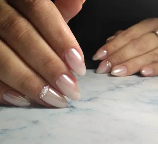 Perłowe paznokcie jak zrobić – proste kroki do zachwycającego efektu