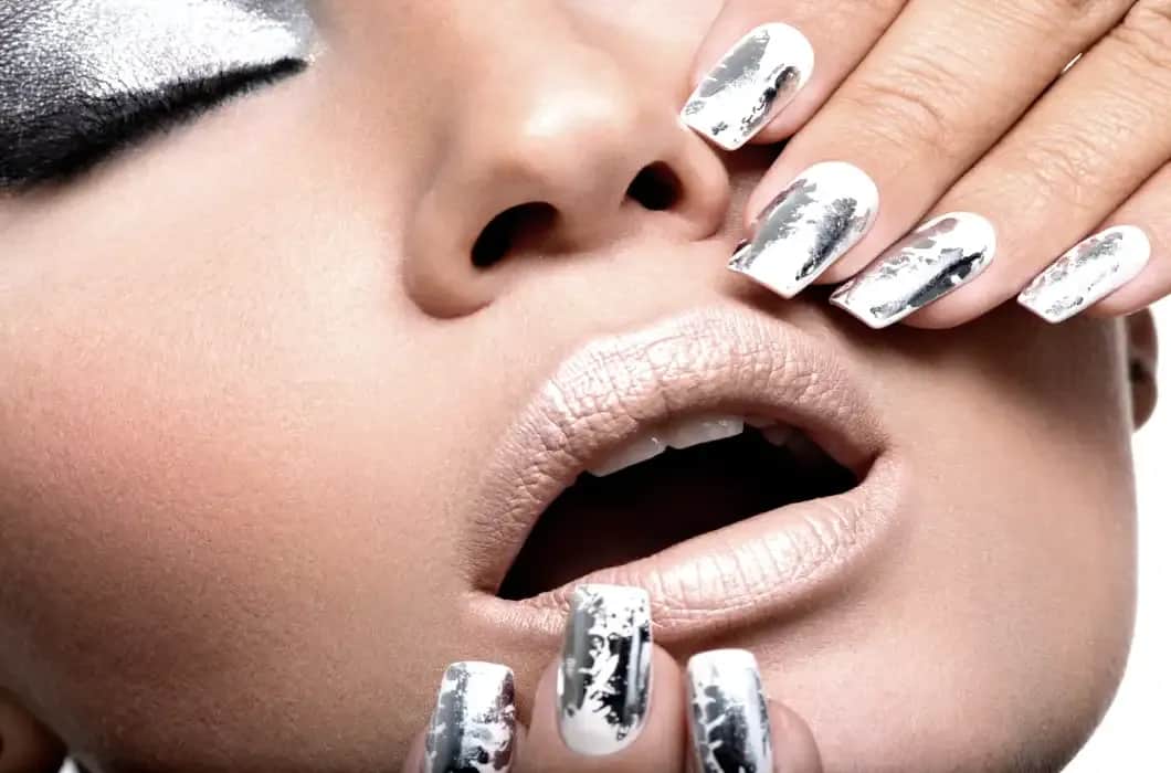 Jak nakładać złotko na paznokcie - proste kroki dla pięknego manicure